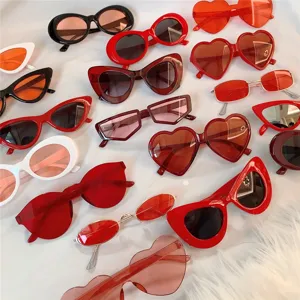 Stilvolle modische Sonnenbrille Set mit Herz, Katzenauge und ovalen Formen in Rot und Schwarz.
