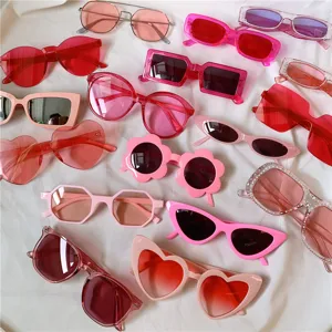 Modische rosa rote Sonnenbrillen Kollektion, schicke Herz Katzenauge und Strass Designs für Damen.