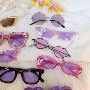 Modische lila Sonnenbrillen Set, stilvolle Katzenauge runde Lippen Form Sonnengläser Damen.