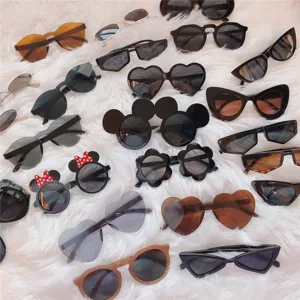 Verschiedene trendige Vintage-Sonnenbrillen mit Katzenaugen- und Herzform-Details chic.
