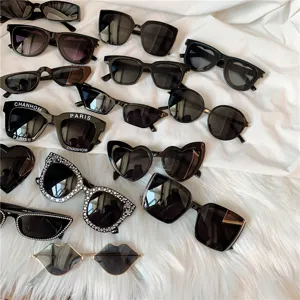 Stylische schwarze Sonnenbrillen Kollektion für Damen, UV-Schutz modische Brillen Set.