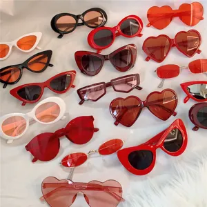 Modische retro rote Katzenauge und Herz Sonnenbrille Set, extravagante Party Streetwear Brille.