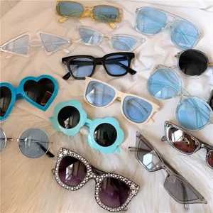 Trendige Mode Sonnenbrille Kollektion mit verschiedenen Formen wie Herz, rund und eckig.