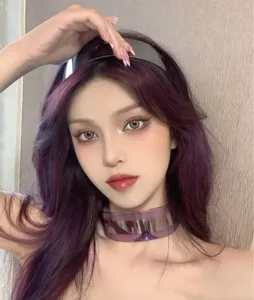 Futuristische Cyberpunk Sonnenbrille und transparenter lila Choker Detailaufnahme und Visier.