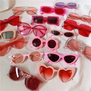 Modisches Sonnenbrillen-Set in Rosa und Rot, verschiedene süße Formen für den Sommer.