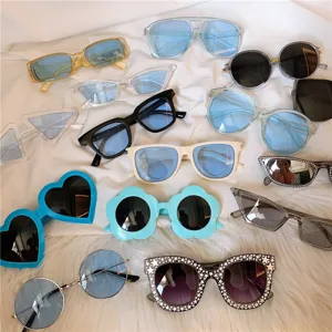 Modisches Retro-Sonnenbrillen-Set mit verschiedenen Vintage-Gestellen und blauen Gläsern.