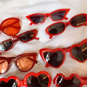 Modisches rotes Sonnenbrillen-Set mit trendigen Katzenaugen-, Herz- und Oval-Fassungen.