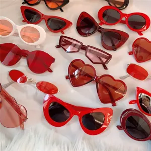 Modische rote Retro Katzenauge und Herz Sonnenbrille fur Damen Party Streetwear Style.