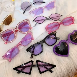 Modische violette Sonnenbrillen Set, trendige Party Brille mit einzigartigen Formen, UV Schutz.