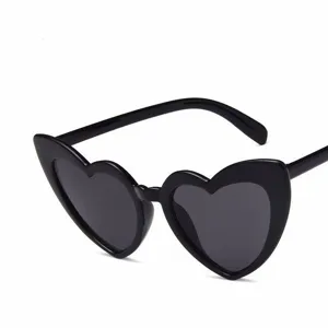 Schwarze herzförmige Sonnenbrille Detailansicht mit stilvollem Rahmen für den Sommer.