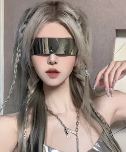 Detailaufnahme futuristischer Sonnenbrille mit Metalleffekt, Cyberpunk Rave Festival Brille.