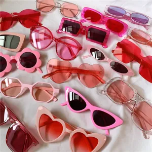 Moderne Retro Sonnenbrille in Pink und Rot, verschiedene süße Formen für Damen.