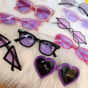 Stilvolles violettes Sonnenbrillen-Set mit trendigen Herz- und Katzenaugen-Fassungen.