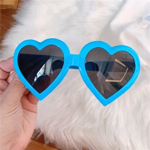 Blau herzförmige Sonnenbrille für Damen und Herren, retro modische Sonnenbrille für den Alltag.