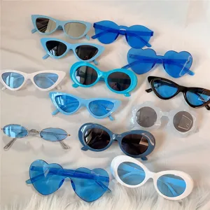 Verschiedene trendige blaue und weiße Sonnenbrillen mit Katzenaugen und Herzen für den Alltag.