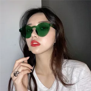 Modieuze groene gelakte lens rimless transparante zonnebril, retro stijl voor stijlvolle vrouwen.