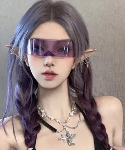 Detaillierte Nahaufnahme der futuristischen lila Visor-Sonnenbrille an einem stylischen Model.