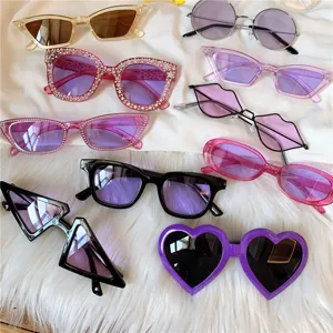 Detailansicht des trendigen violetten Sonnenbrillen-Sets, verschiedene schicke Formen für Damen.
