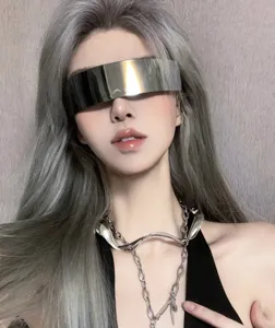 Detailansicht der futuristischen metallischen Visor Sonnenbrille und modischen Kette.