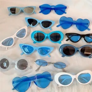 Trendiges blaues Sonnenbrillen-Set mit Katzenauge-, Herz- und Oval-Fassungen für den Alltag.