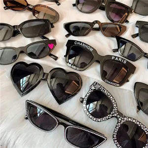 Schwarze stilvolle Damen Sonnenbrillen Kollektion mit hohem UV Schutz und Details.