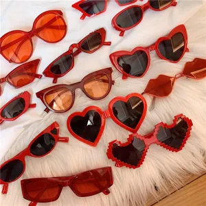 Moderne rote Sonnenbrillen Set mit Herz und Pixel Form für Damen Party und Streetwear.