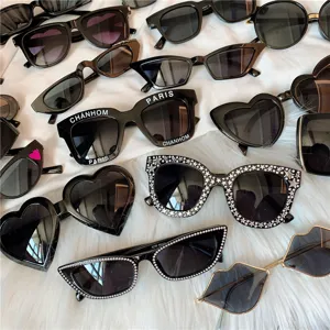 Schwarze Mode Sonnenbrille Kollektion mit verschiedenen trendigen Gestellen und Stilen.