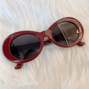 Rote Vintage Katzenauge Sonnenbrille Detailaufnahme, dicker trendiger Retro Rahmen.