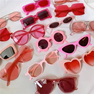 Modische Sonnenbrillen Set in Rosa und Rot mit verschiedenen Katzenauge und Herz Fassungen.