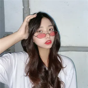 Retro pinke ovale Sonnenbrille mit schmalem Metallgestell für Damen. Trendige Streetwear.