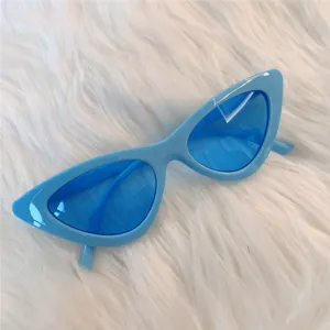 Hellblaue Katzenaugen Sonnenbrille trendiger Retro Stil schicke Mode Brille fuer Damen Alltag.