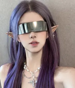 Nahaufnahme der futuristischen metallischen Cyberpunk Visor Sonnenbrille mit reflektierenden Gläsern.