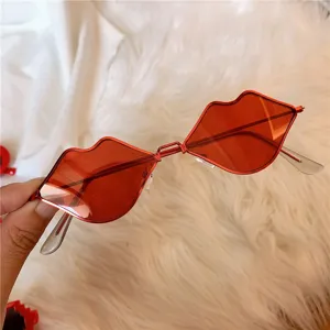 Detailansicht der stilvollen roten Lippen-Sonnenbrille mit Metallrahmen und roten Gläsern.