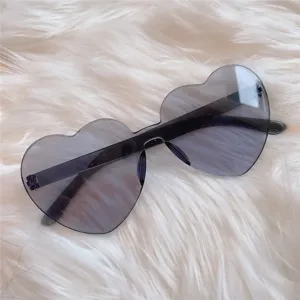Herzförmige schwarze Sonnenbrille Detailansicht, trendige Retro Brille für Damen Streetwear.