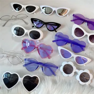 Y2K Vintage Ästhetik Sonnenbrille Set mit trendigen Katzenauge Herz und Blumen Formen.