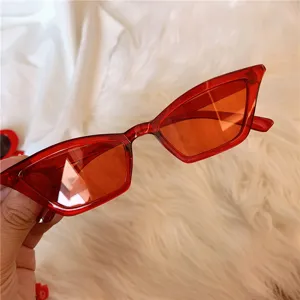 Rote schmale Katzenauge Sonnenbrille Detailaufnahme, stylisches trendiges Sommer Accessoire.