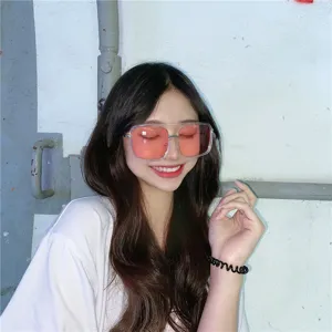 Rosa quadratische Sonnenbrille Detailansicht, Vintage Mode Brille für Damen, trendiger Streetstyle.
