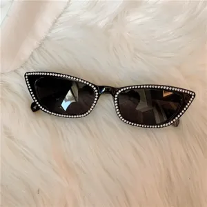 Schwarze Strass-Cat-Eye-Sonnenbrille, stilvoller UV-Schutz für Damen, schickes Accessoire.