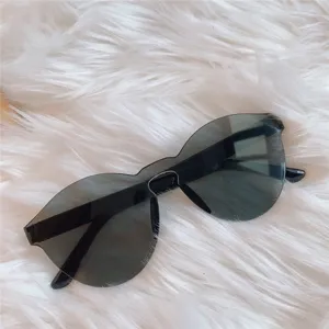 Schwarze Retro Oversized Cat-Eye Sonnenbrille Detail Nahaufnahme, modische Brille.
