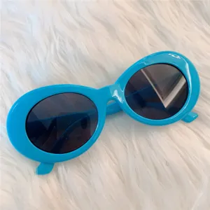 Modische blaue dicke Rahmen ovale Sonnenbrille Detail, stylische Brille für tägliche Streetwear.