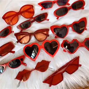 Modische rote Sonnenbrille für Damen, trendige Herz- und Katzenaugen-Designs für Alltag.
