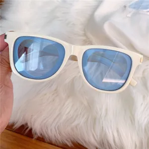 Vintage kleine Sonnenbrille für Damen und Herren, schickes herzförmiges blaues Linsendesign.
