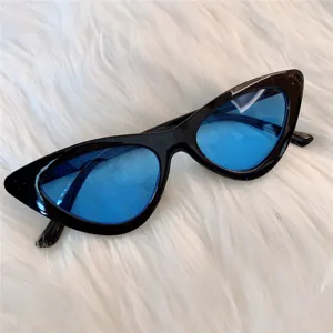 Schwarze Cat-Eye-Sonnenbrille mit blauen Gläsern, modische Detailansicht für stilvollen Look.
