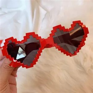 Modische rote Pixel-Herz Sonnenbrille für Damen, trendiger Ins-Style Detailansicht.