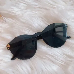 Detailansicht der stylischen schwarzen Katzenaugen Sonnenbrille auf weissem flauschigen Fell
