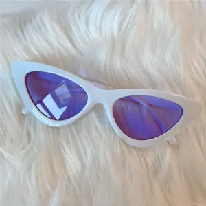 Retro weiße Katzenauge Sonnenbrille mit lila Spiegelgläsern für trendigen Vintage Look.