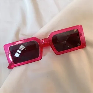 Modische rosa rechteckige transparente Sonnenbrille für Damen im coolen Vintage-Stil.