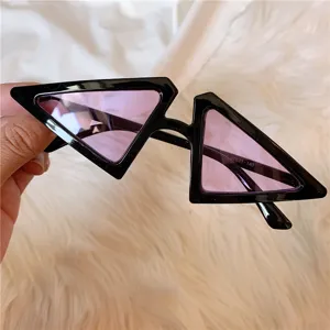 Lila Dreieck Sonnenbrille mit rosa Gläsern, trendige Mode Brille für Damen und Partys.