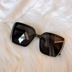 Schwarze übergroße quadratische Sonnenbrille für Damen, stilvoller UV-Schutz, schicke Brille.