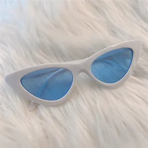 Detailansicht trendiger retro weißer Katzenaugen-Sonnenbrille mit blauen Gläsern für Damen.